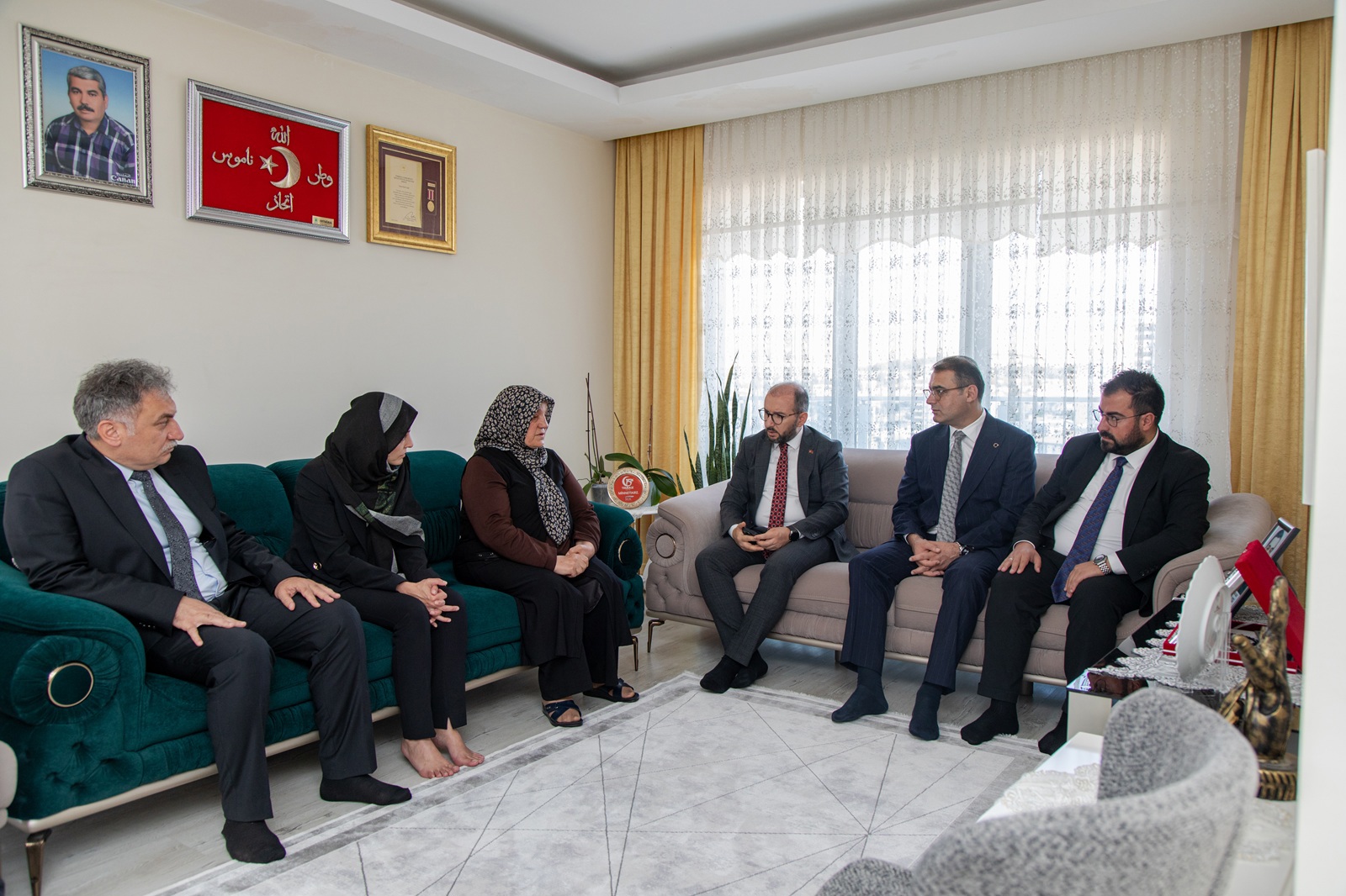 SGK Başkanı Elitaş’tan 15 Temmuz Şehitlerinin Ailelerine Anlamlı Ziyaret